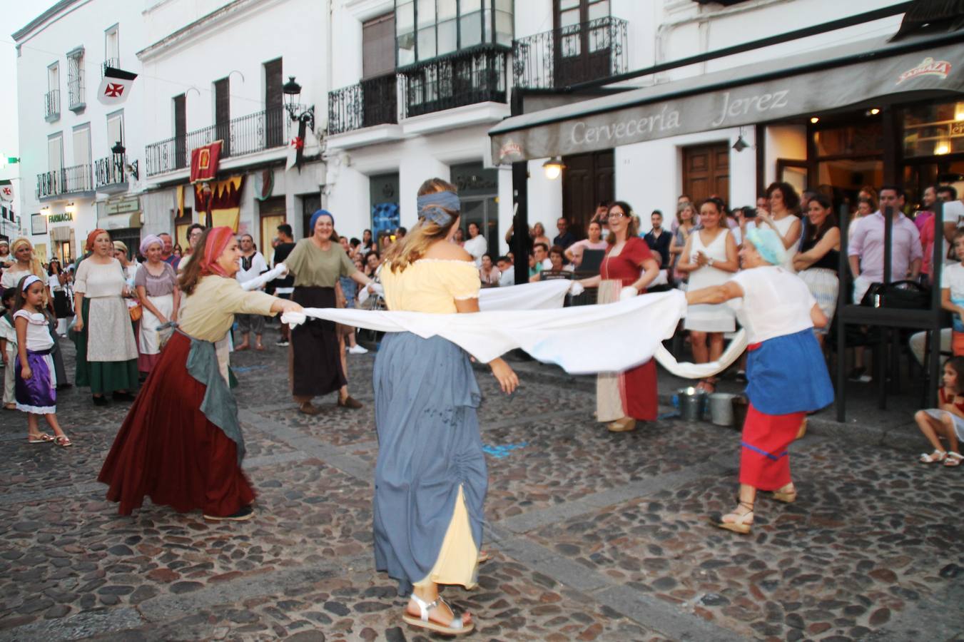 Escena de animación de calle en la fortaleza templaria.