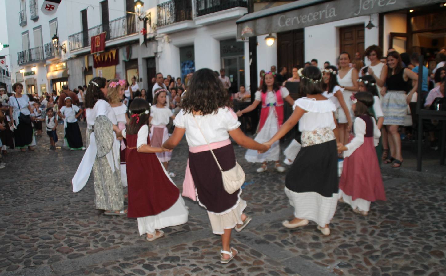 Escena de animación de calle en la fortaleza templaria.
