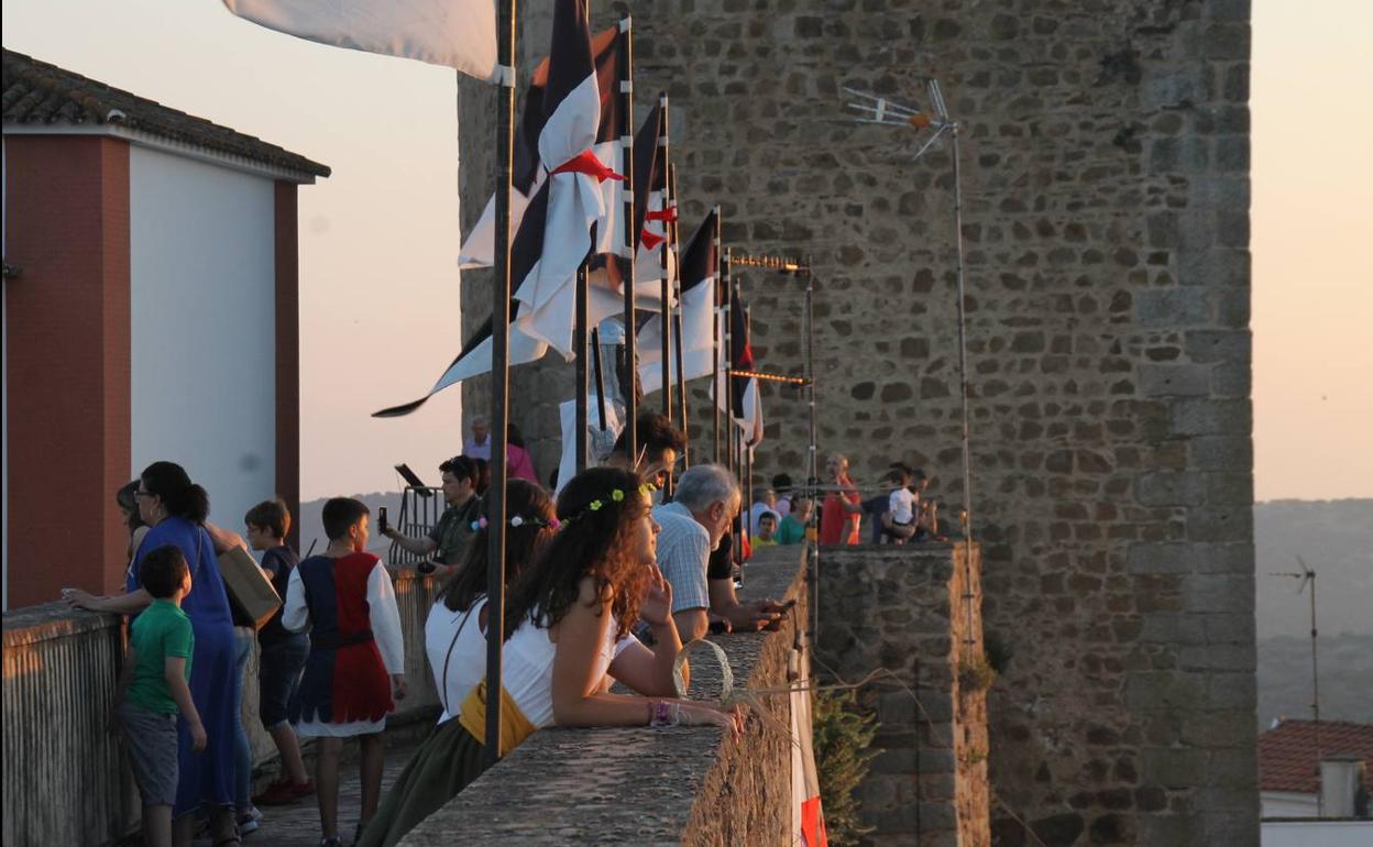 Disfrutando de las vistas de Jerez de los Caballeros desde el lienzo de muralla.