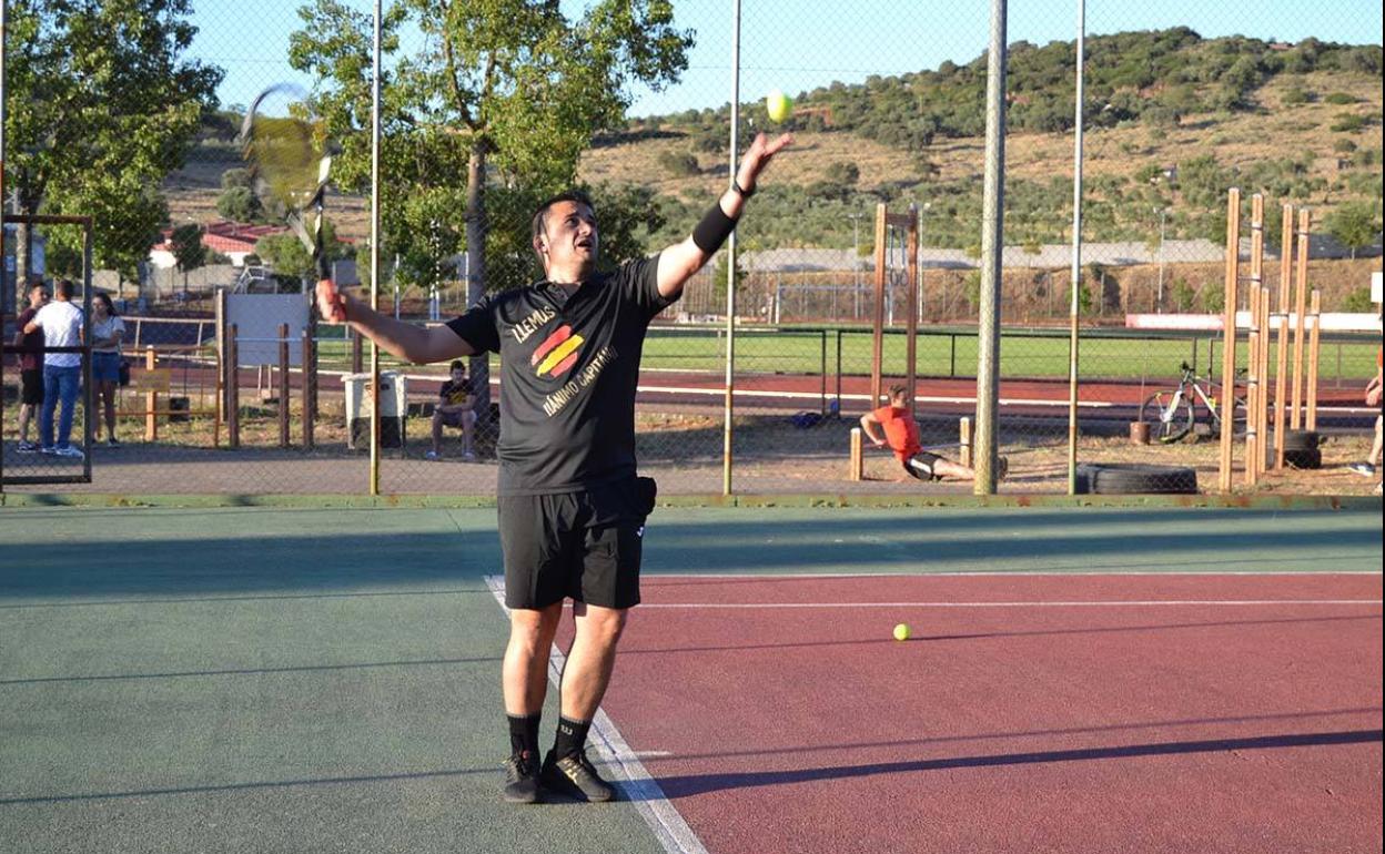 Francisco Labrador, campeón de la I Liga de Tenis. 
