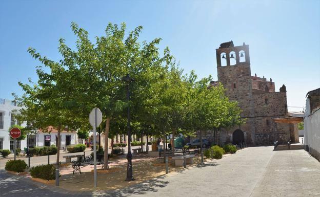 La plaza de la iglesia vacía justo en el día grande de la localidad, el de su patrón, San Lorenzo.