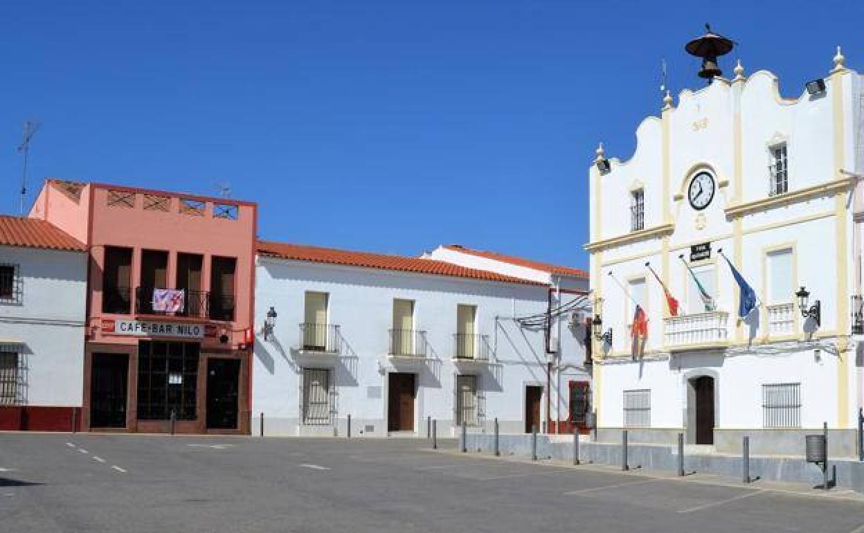 La plaza del ayuntamiento de La Morera vacía justo en el día grande de la localidad, el de su patrón, San Lorenzo.