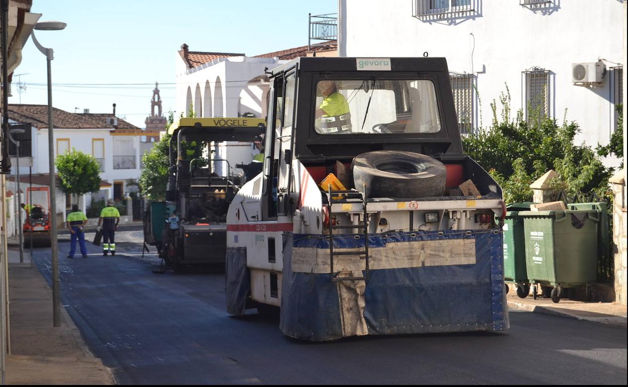 Trabajos de renovación de pavimento en la barriada 'Nuevo Jerez'. 