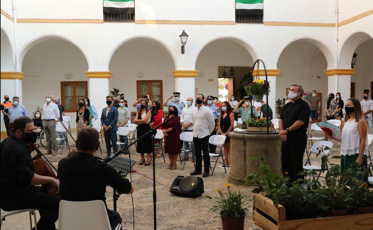 Autoridades y representantes de colectivos y servicios en el acto institucional con motivo del Día de Extremadura celebrado ayer tarde en el pàtio del Conventual San Agustín.