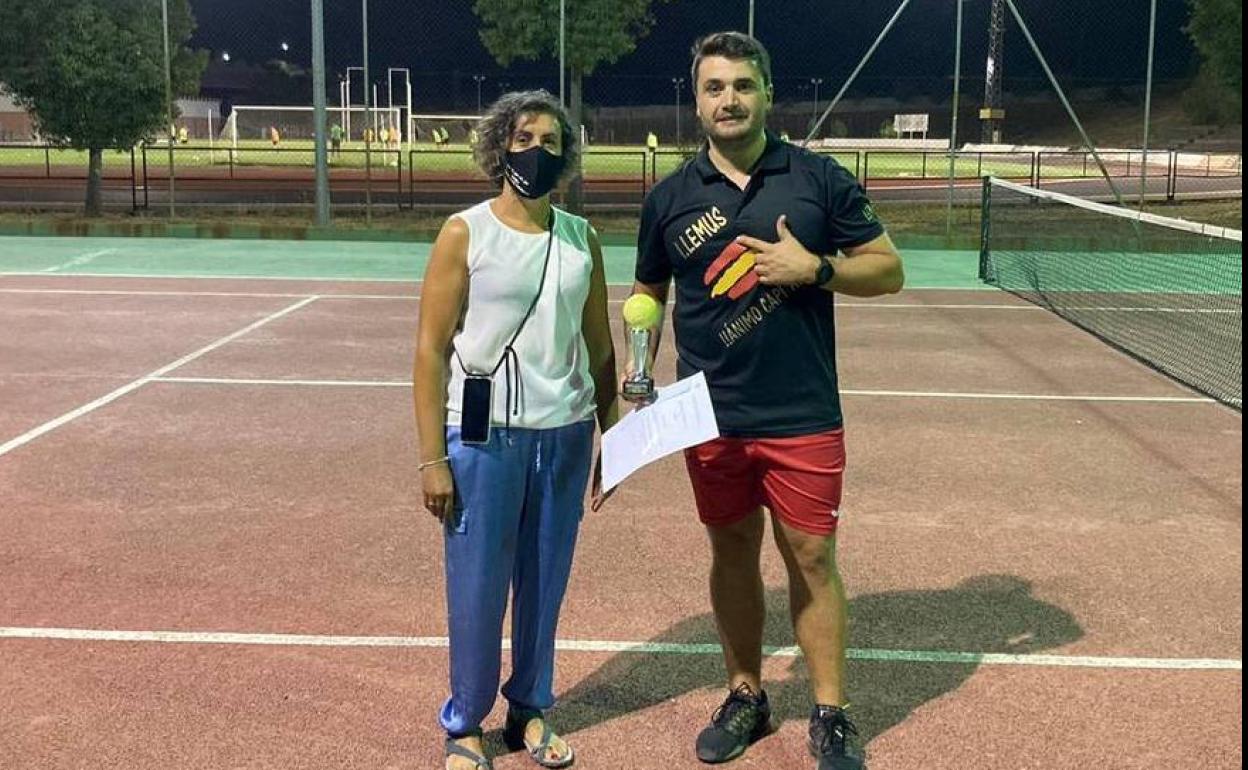 Francisco Labrador junto a Inmaculada Pitel, Dinamizadora deportiva de la Mancomunidad Sierra Suroeste.
