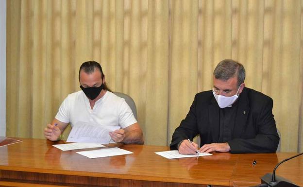El alcalde. Juan Carlos Santana y el párroco, Antonio María Rejano, firman el convenio.
