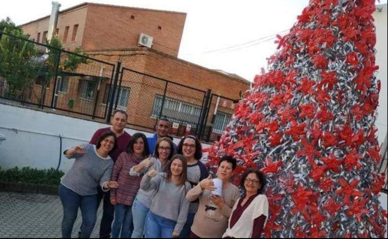 La idea parte de la iniciativa de los vecinos de San Roque quienes vienen realizando un árbol de Navidad con material reciclado en el patio de la ermita de San Roque, referente del barrio. M.P. ROMERO..