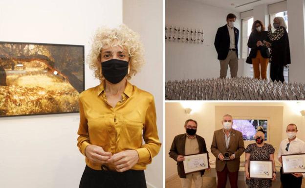 Paula Anta, izquierda, con su foto premiada en la exposición de las obras presentadas al concurso. 