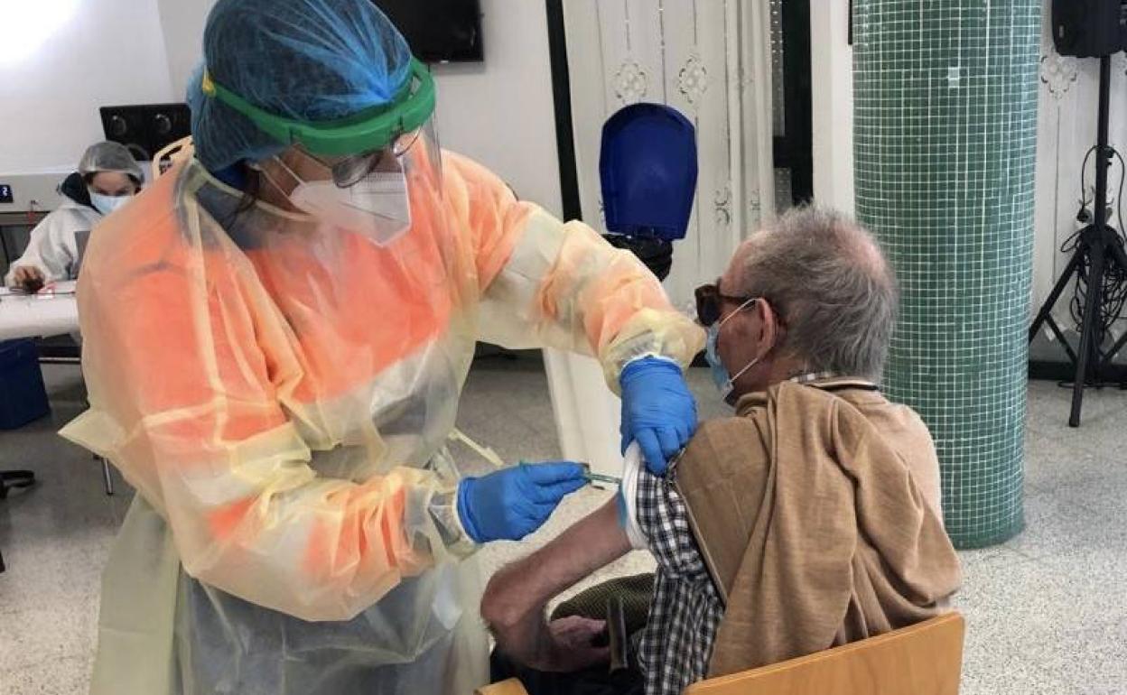 Los residentes y trabajadores reciben la segunda dosis con ilusión y esperanza. 
