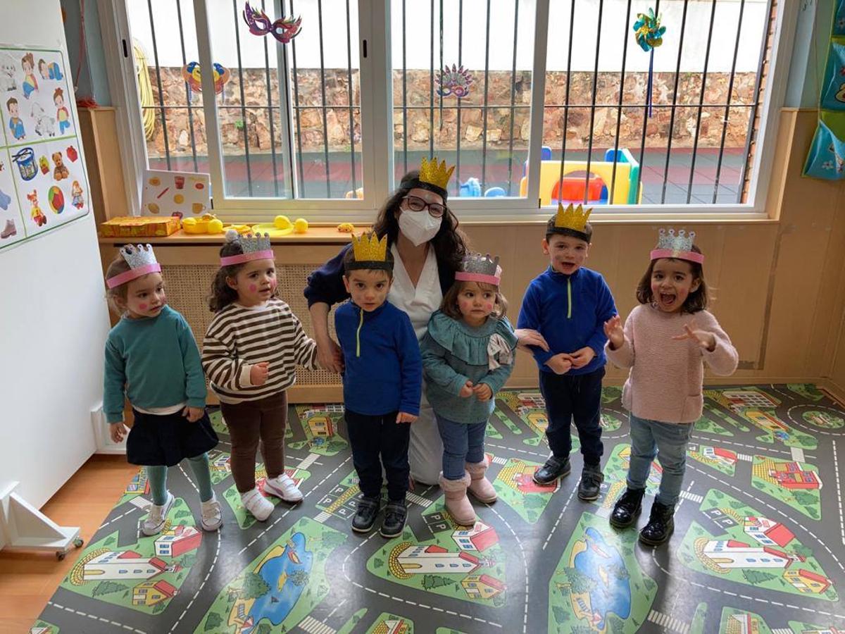 Fotos: Los centros educativos festejan en las aulas un Carnaval sin desfiles en las calles