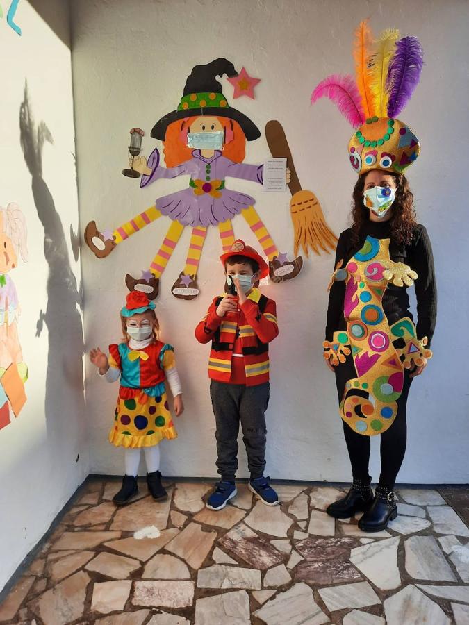 Fotos: Los centros educativos festejan en las aulas un Carnaval sin desfiles en las calles