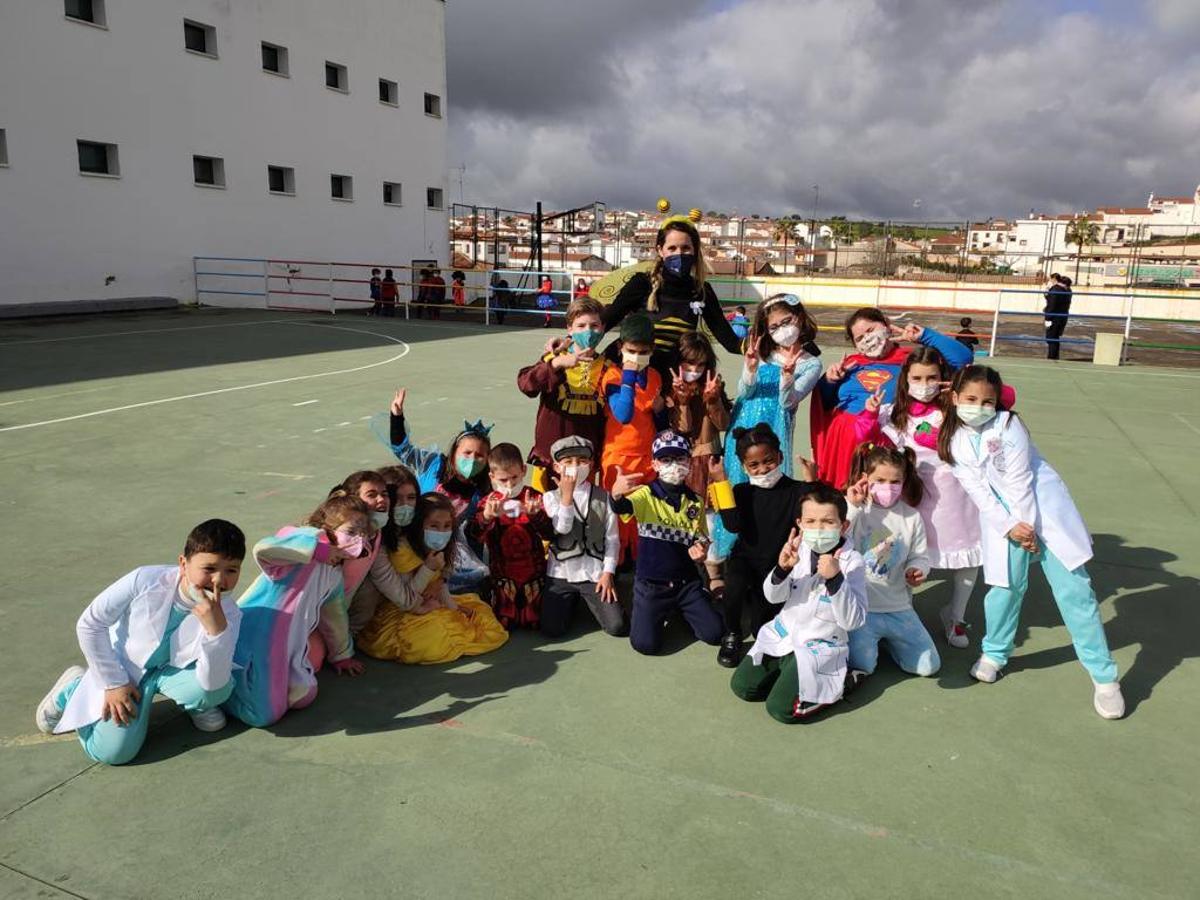Fotos: Los centros educativos festejan en las aulas un Carnaval sin desfiles en las calles