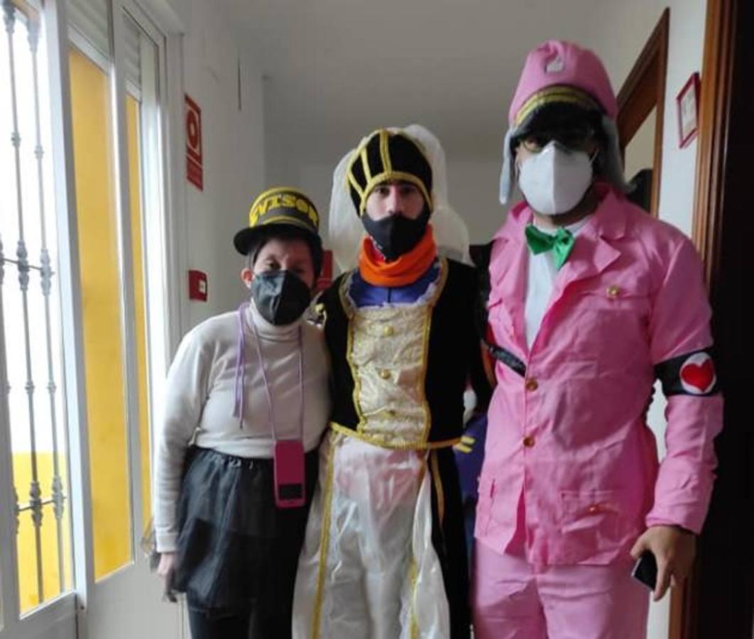 Fotos: Los centros educativos festejan en las aulas un Carnaval sin desfiles en las calles
