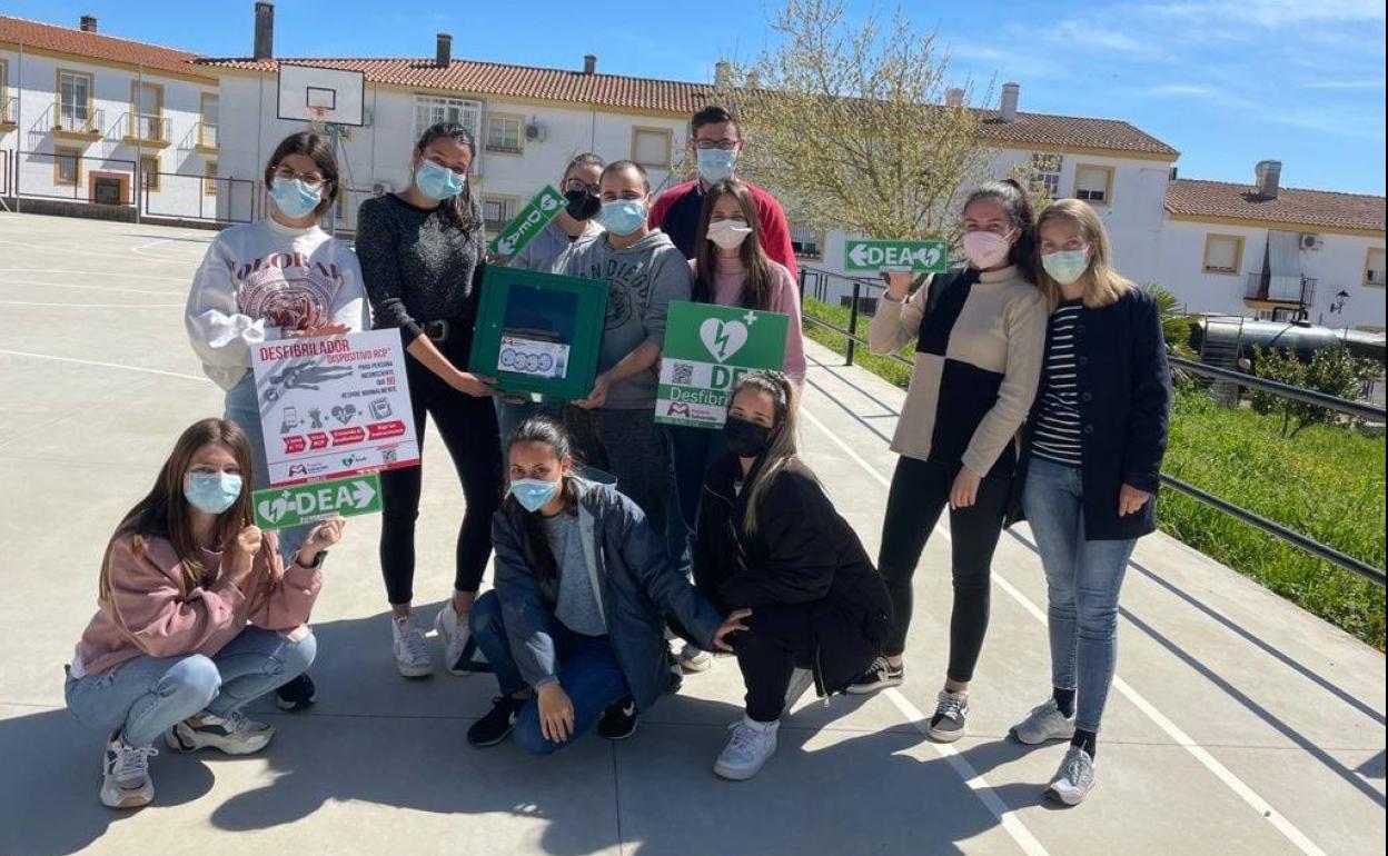 Alumnos del IES 'Ramón Carande' dotan al centro de un nuevo desfibrilador gracias al proyecto 'Siente la Vibra'