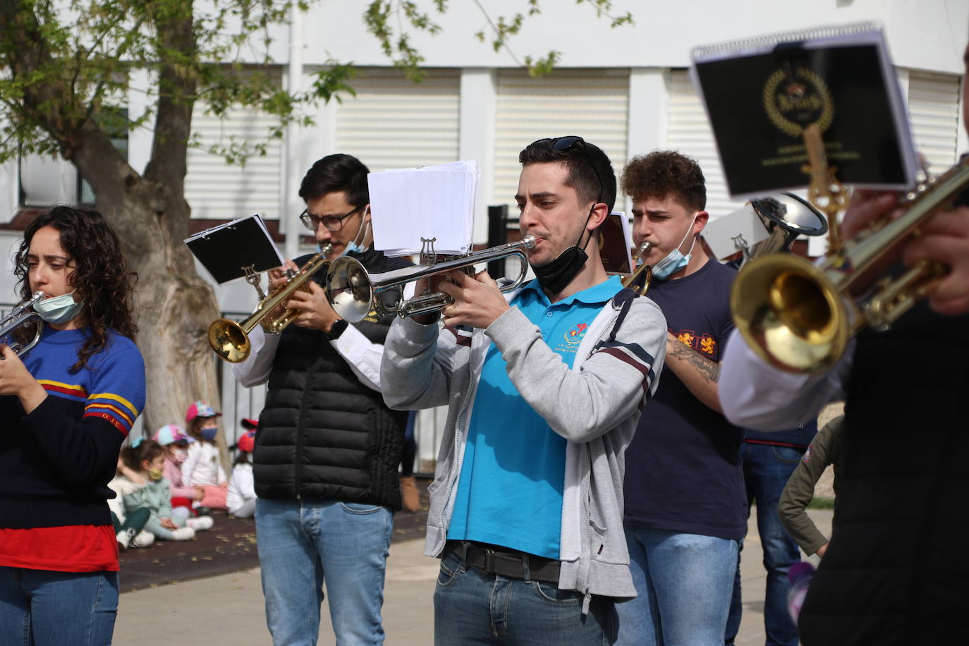 Fotos: Los sones cofrades resuenan con fervor y júbilo en el CEIP &#039;El Rodeo&#039;