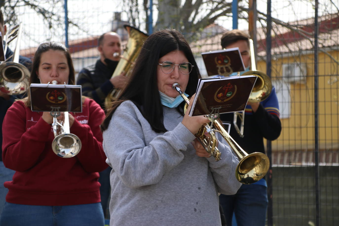 Fotos: Los sones cofrades resuenan con fervor y júbilo en el CEIP &#039;El Rodeo&#039;