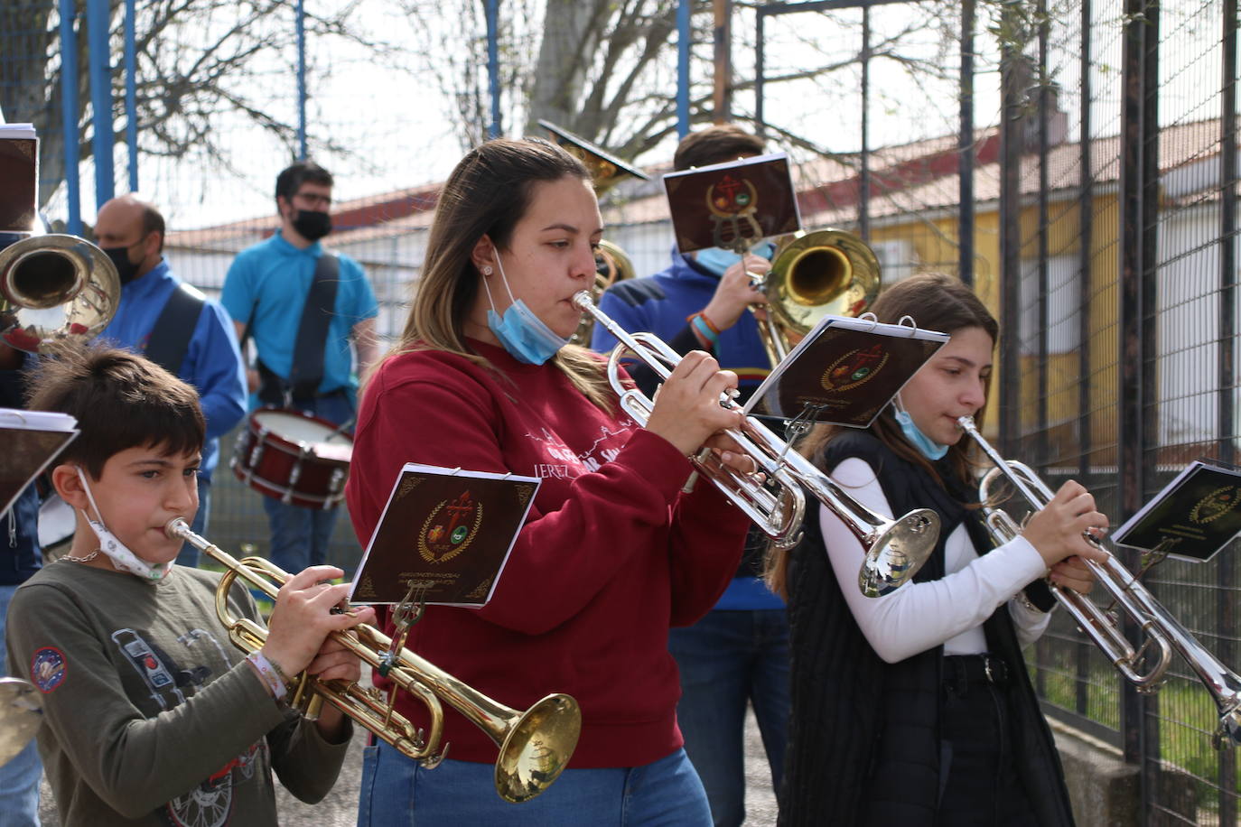 Fotos: Los sones cofrades resuenan con fervor y júbilo en el CEIP &#039;El Rodeo&#039;