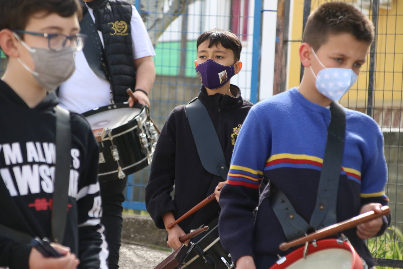 Fotos: Los sones cofrades resuenan con fervor y júbilo en el CEIP &#039;El Rodeo&#039;