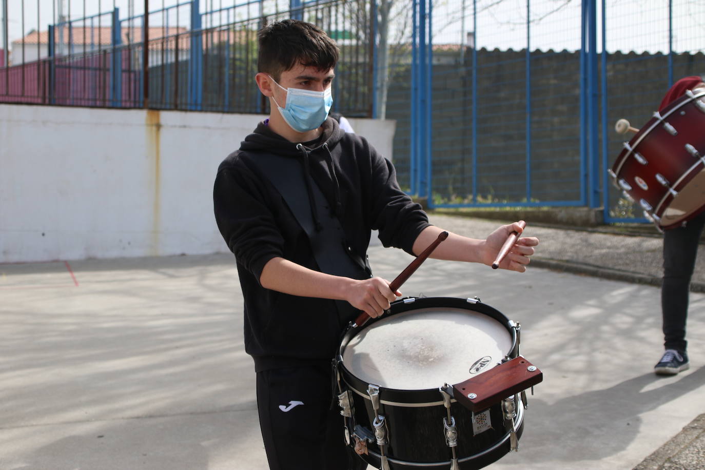 Fotos: Los sones cofrades resuenan con fervor y júbilo en el CEIP &#039;El Rodeo&#039;