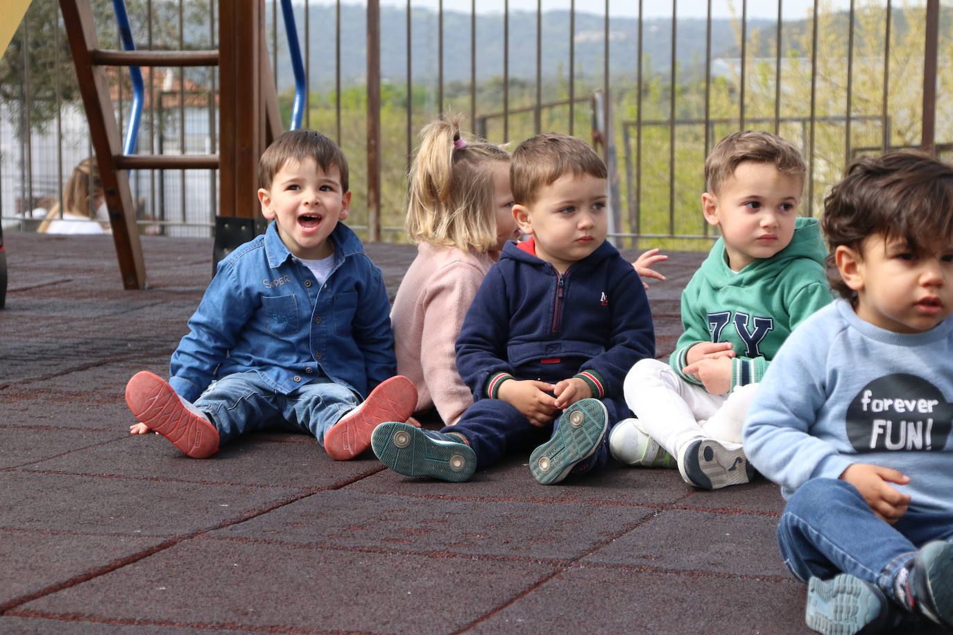 Fotos: Los sones cofrades resuenan con fervor y júbilo en el CEIP &#039;El Rodeo&#039;