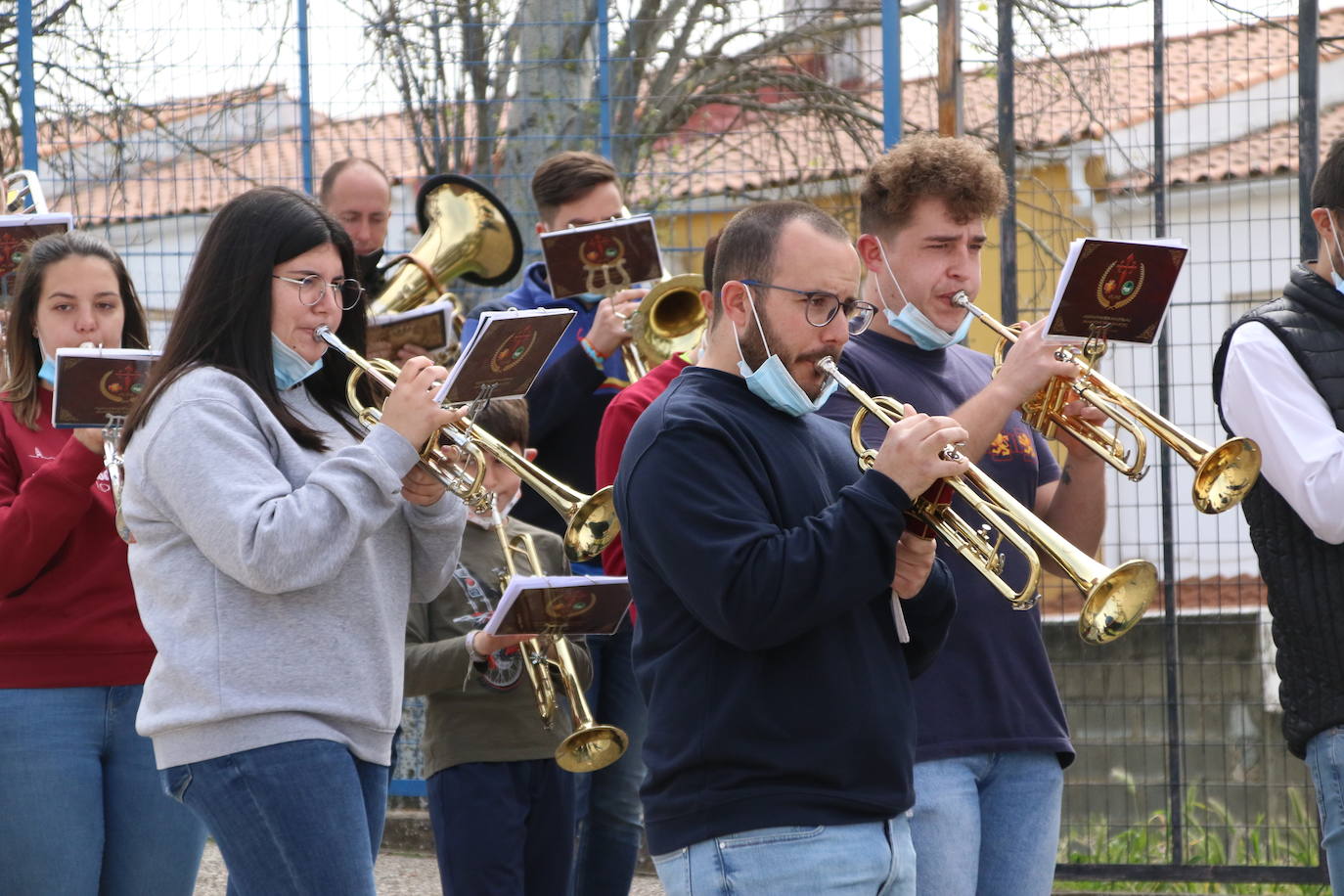 Fotos: Los sones cofrades resuenan con fervor y júbilo en el CEIP &#039;El Rodeo&#039;