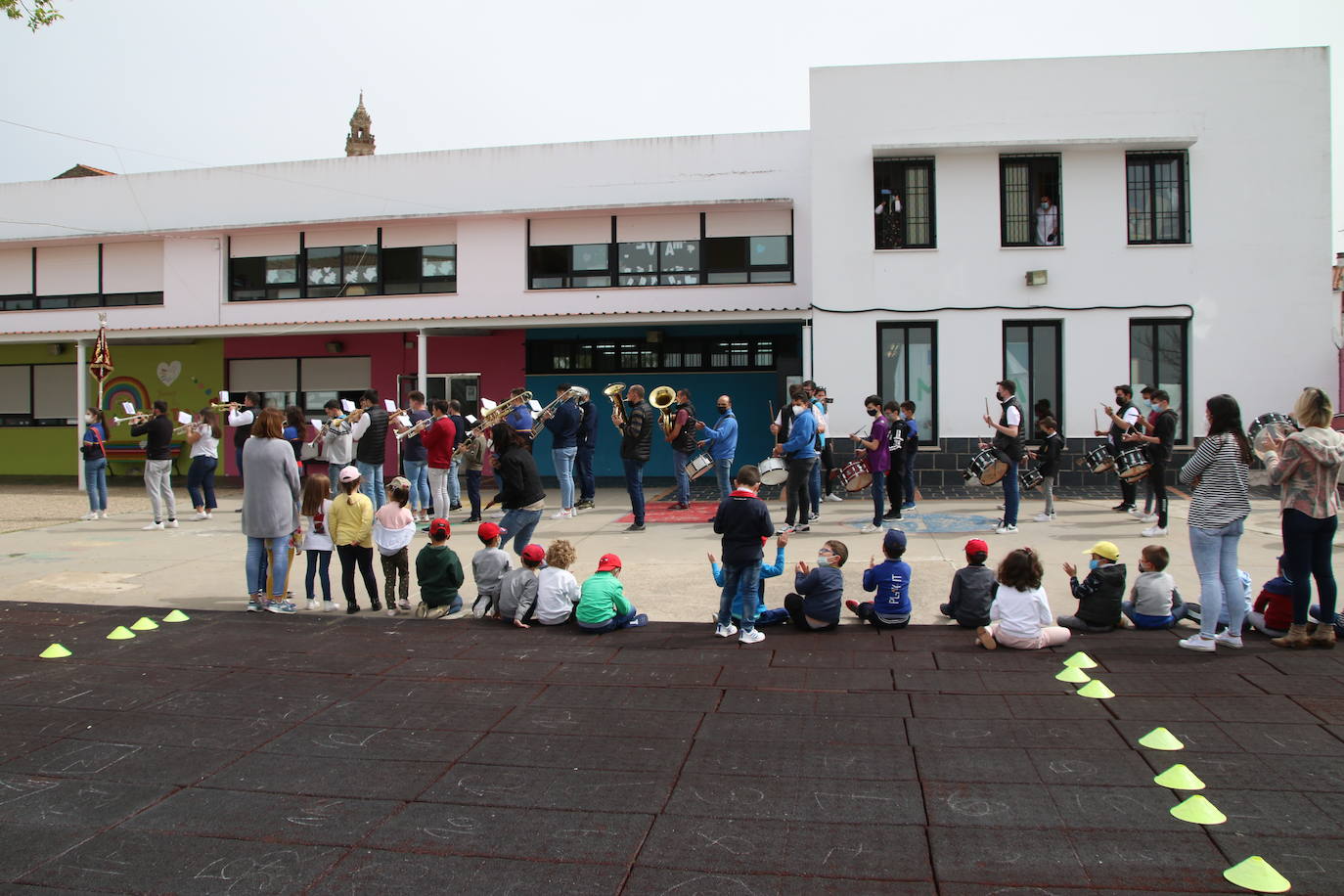 Fotos: Los sones cofrades resuenan con fervor y júbilo en el CEIP &#039;El Rodeo&#039;