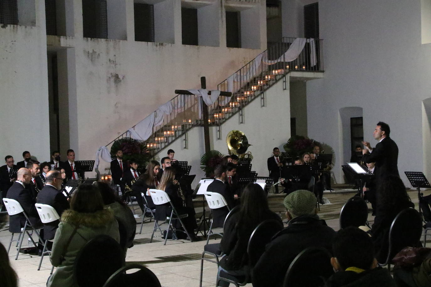 Fotos: La Plaza de la Alcazaba acoge varios conciertos de bandas con un fin solidario