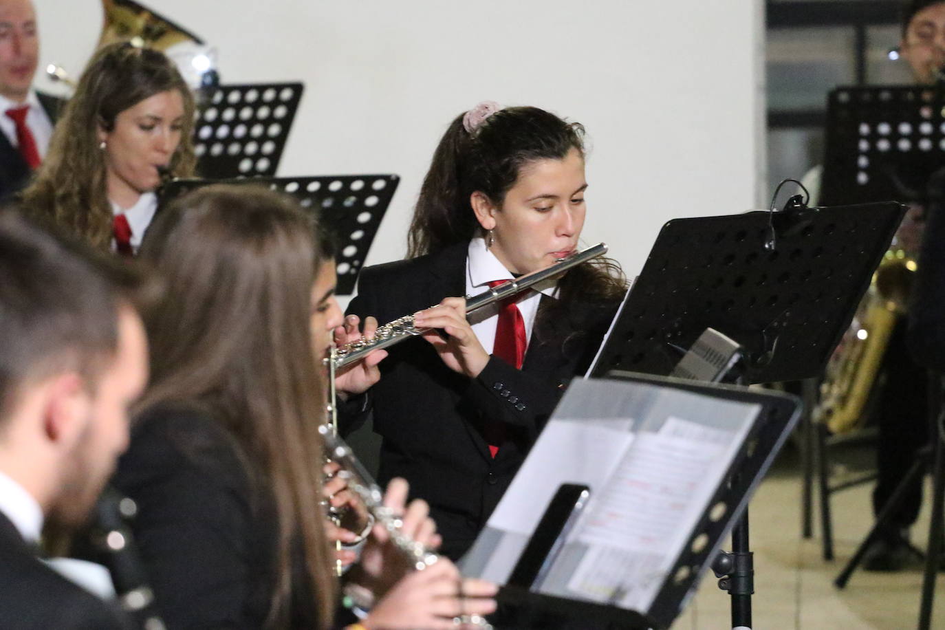 Fotos: La Plaza de la Alcazaba acoge varios conciertos de bandas con un fin solidario