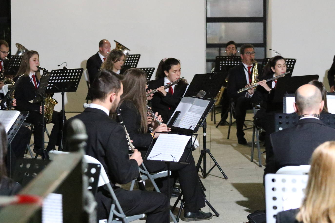 Fotos: La Plaza de la Alcazaba acoge varios conciertos de bandas con un fin solidario