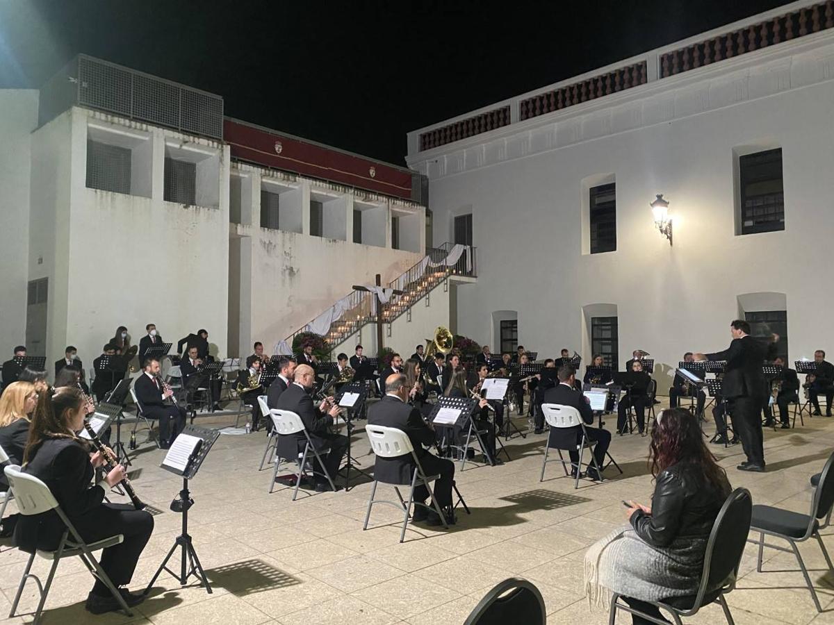 Fotos: La Plaza de la Alcazaba acoge varios conciertos de bandas con un fin solidario