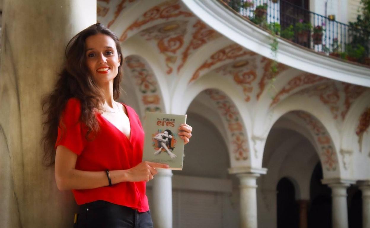 La jerezana Luisa Chávez González publica su primera novela 'Por si nunca eres'
