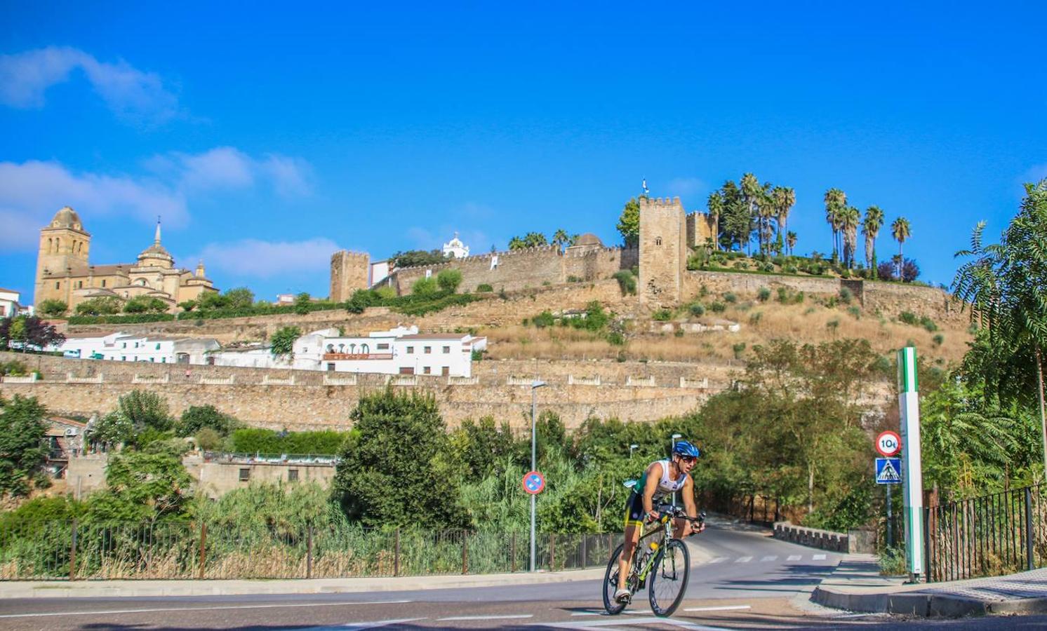 Fotos: 120 participantes se dan cita en el VII Triatlón &#039;Ciudad del Temple&#039;