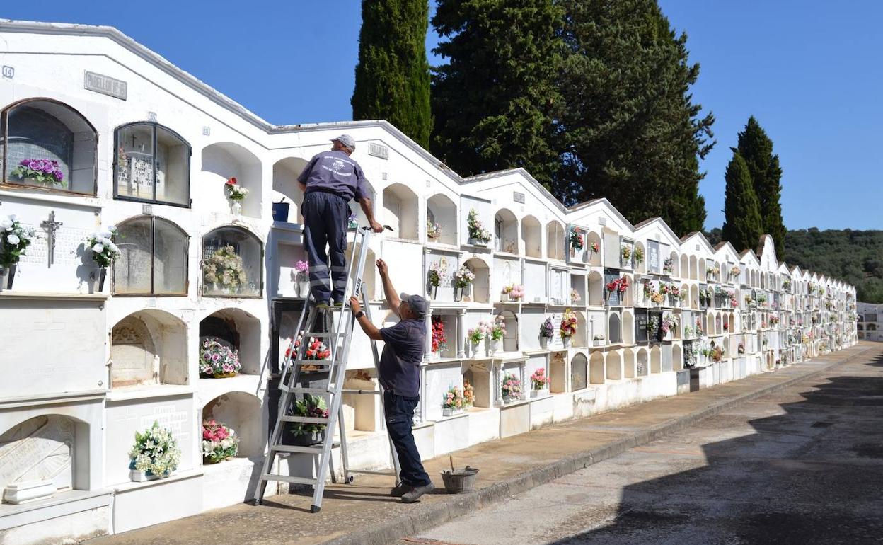 El Ayuntamiento comienza una limpieza más exhaustiva del cementerio de cara a la festividad de Todos los Santos y el Día de los Difuntos