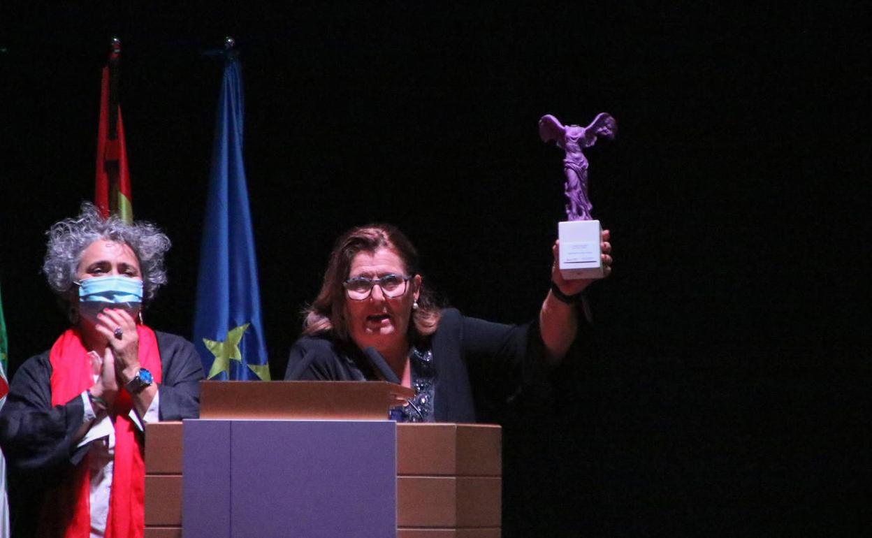 Josefa María Caraballo, galardonada en la gala del 20 aniversario de la creación del Instituto de la Mujer en Extremadura