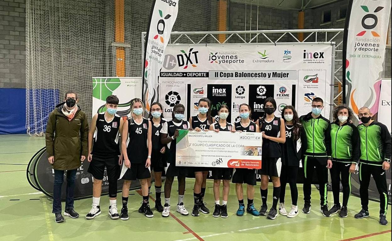 El equipo cadete femenino de baloncesto, subcampeón de la II Copa de Baloncesto y Mujer
