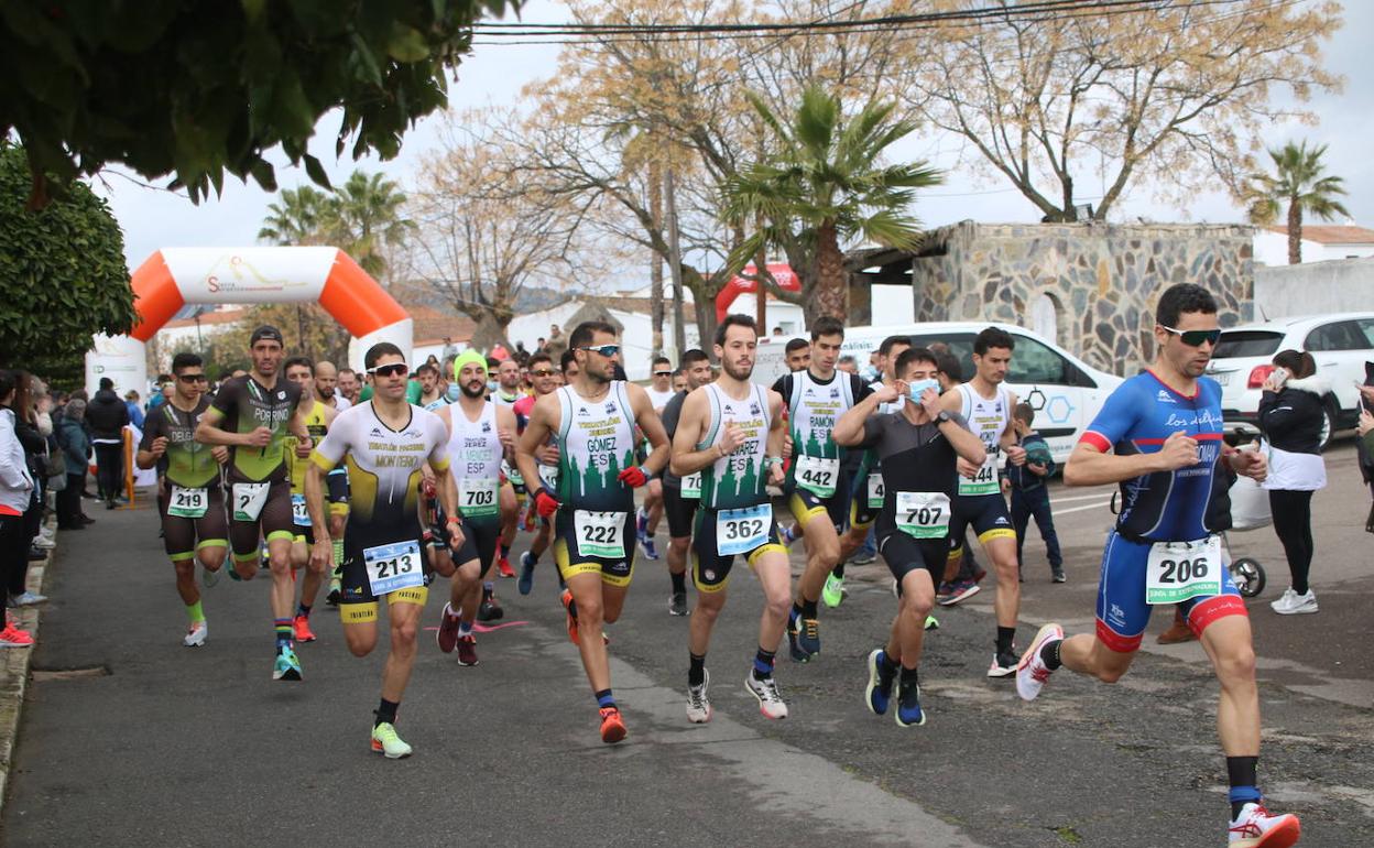 Carlos Cobos e Irene Cascajosa, vencedores del II Duatlón Cross 'Dehesa de Jerez' celebrado en La Bazana