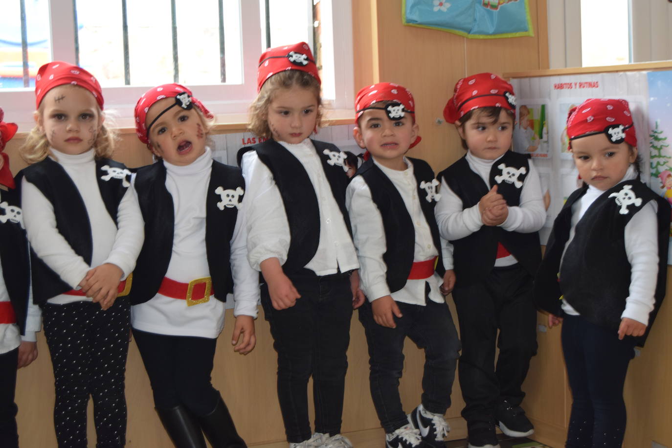 Fotos: El Carnaval llena de color, ritmo y alegría los centros educativos