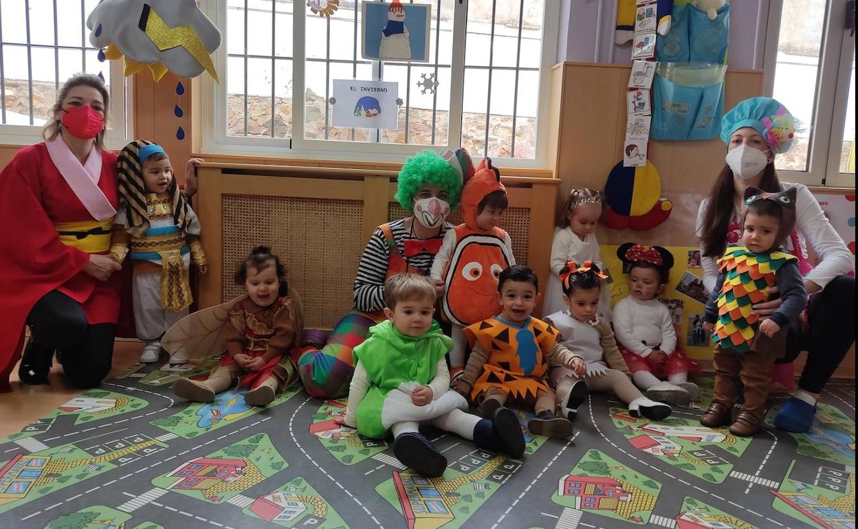 El Carnaval llena de color, ritmo y alegría los centros educativos de Jerez y sus pedanías