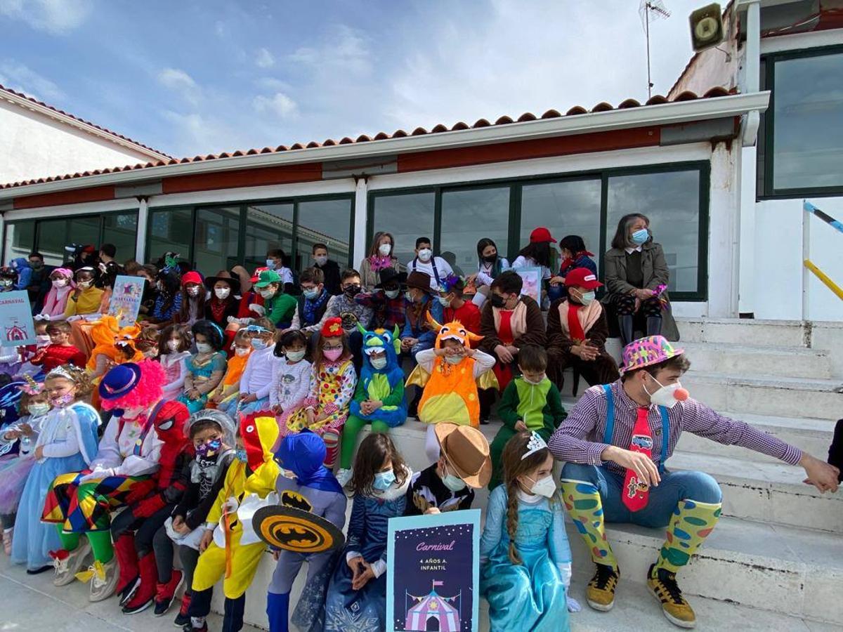 Fotos: El Carnaval llena de color, ritmo y alegría los centros educativos