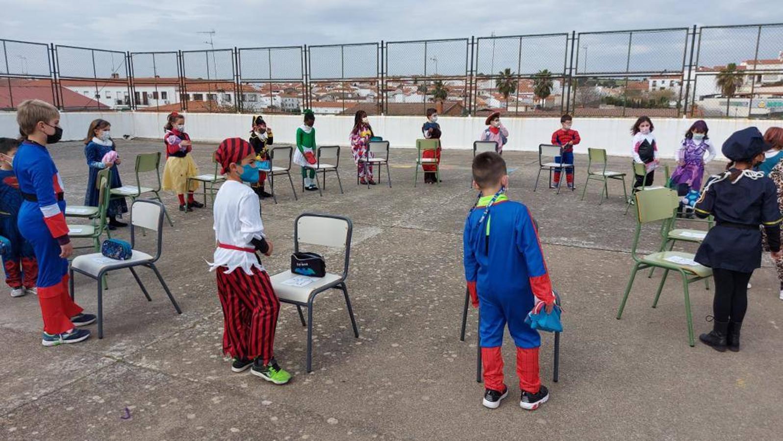 Fotos: El Carnaval llena de color, ritmo y alegría los centros educativos
