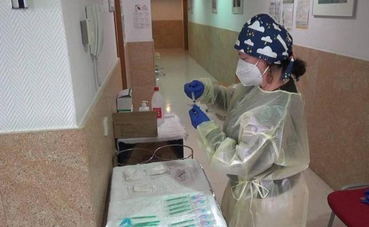 Llamamiento a las personas mayores de 20 años para recibir la tercera dosis contra la COVID-19
