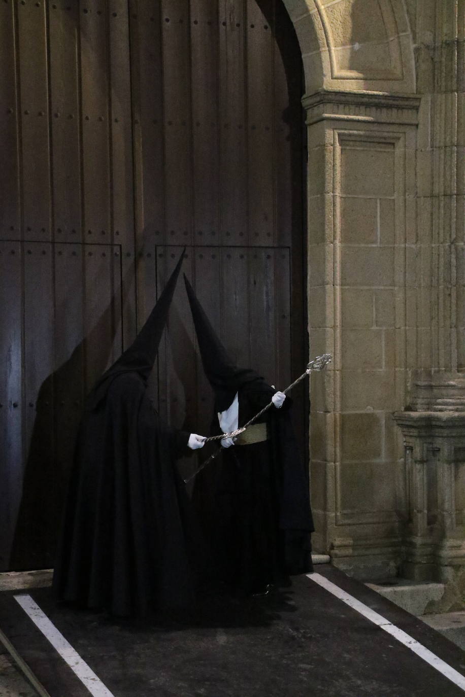 Fotos: Jerez vuelve a enmudecer ante Jesús Orando en el Huerto y Nuestra Señora del Silencio en una nueva noche de Martes Santo