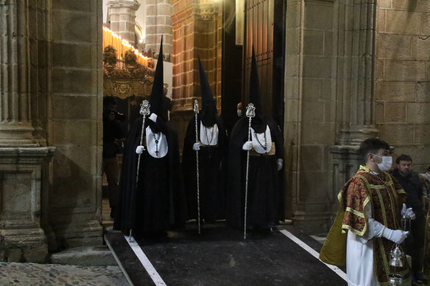 Fotos: Jerez vuelve a enmudecer ante Jesús Orando en el Huerto y Nuestra Señora del Silencio en una nueva noche de Martes Santo