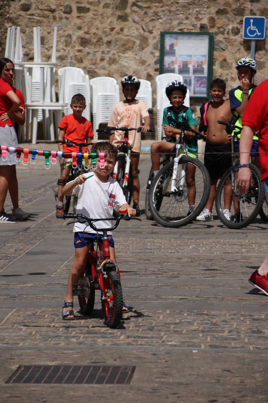 Fotos: El barrio de Santiago celebra este sábado su tradicional «velá»