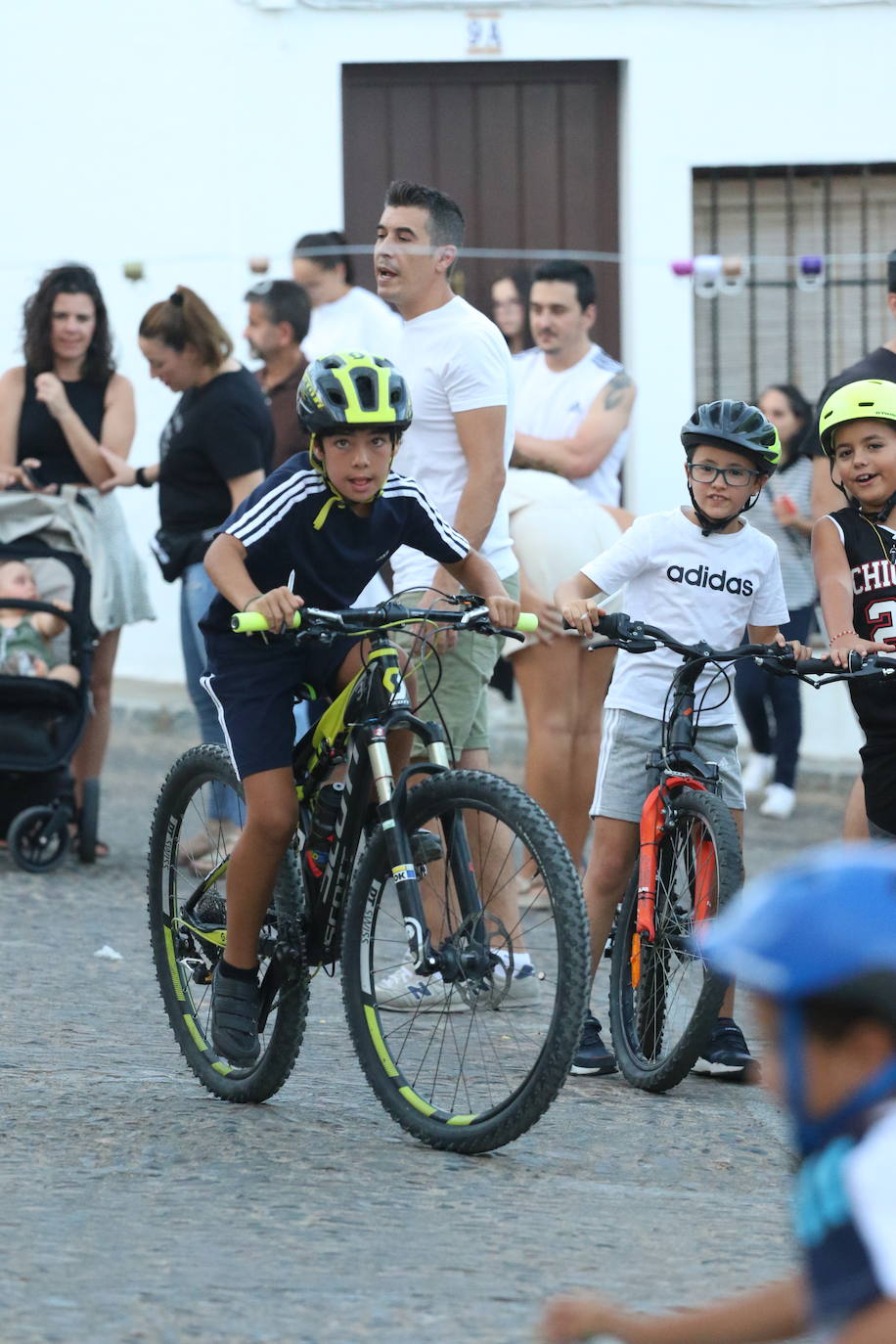 Fotos: La «velá» del barrio de Santa Catalina continúa este sábado con más música y animación