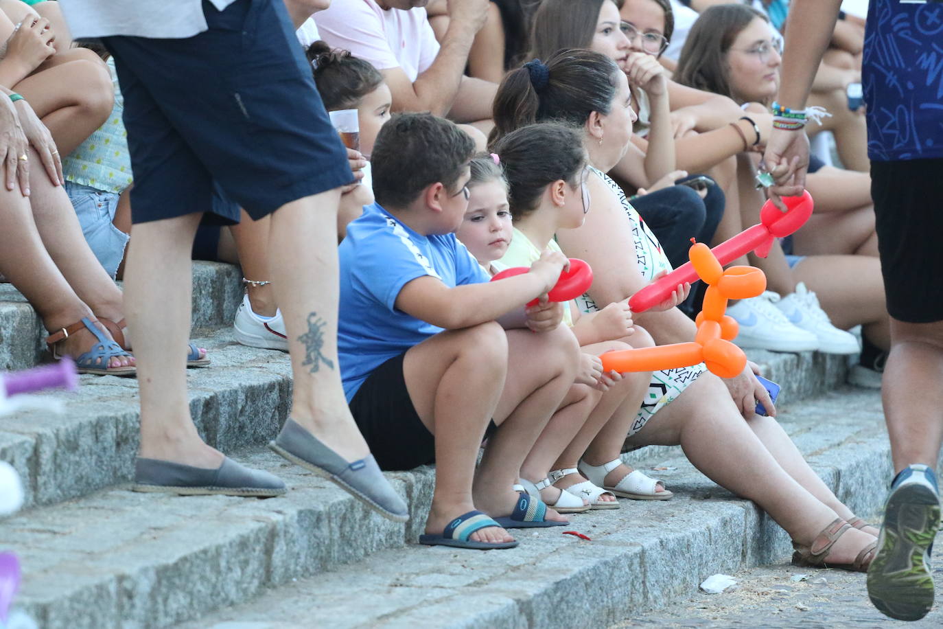 Fotos: La «velá» del barrio de Santa Catalina continúa este sábado con más música y animación