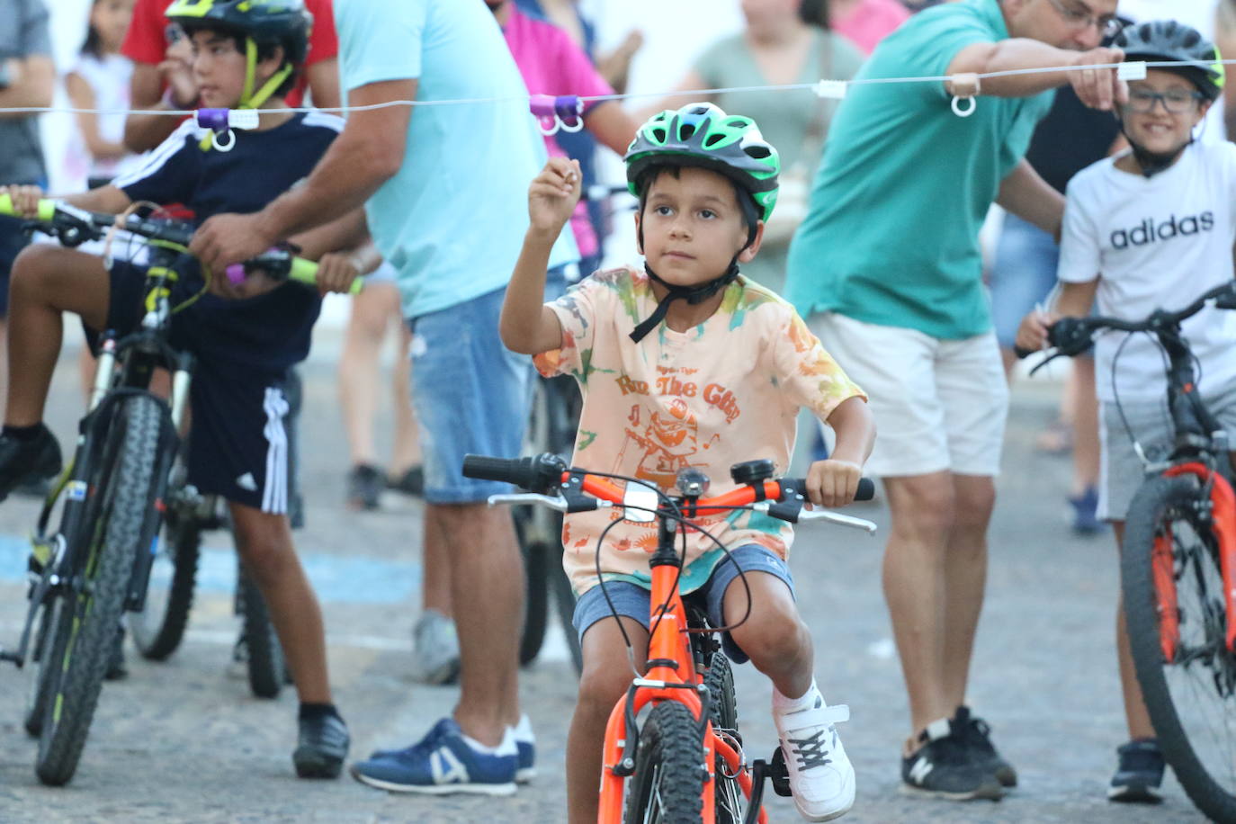 Fotos: La «velá» del barrio de Santa Catalina continúa este sábado con más música y animación