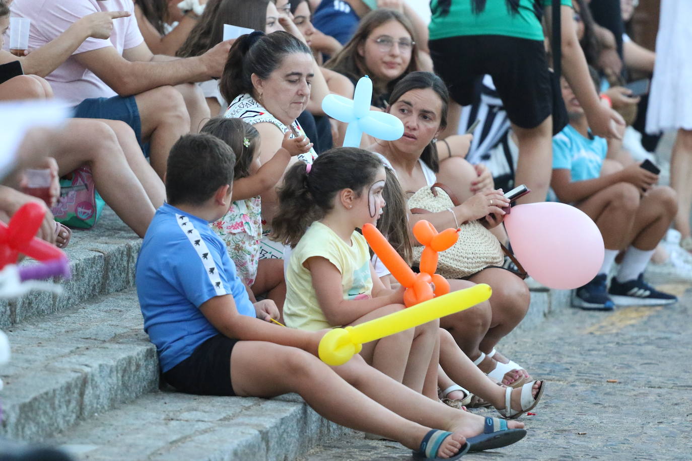 Fotos: La «velá» del barrio de Santa Catalina continúa este sábado con más música y animación