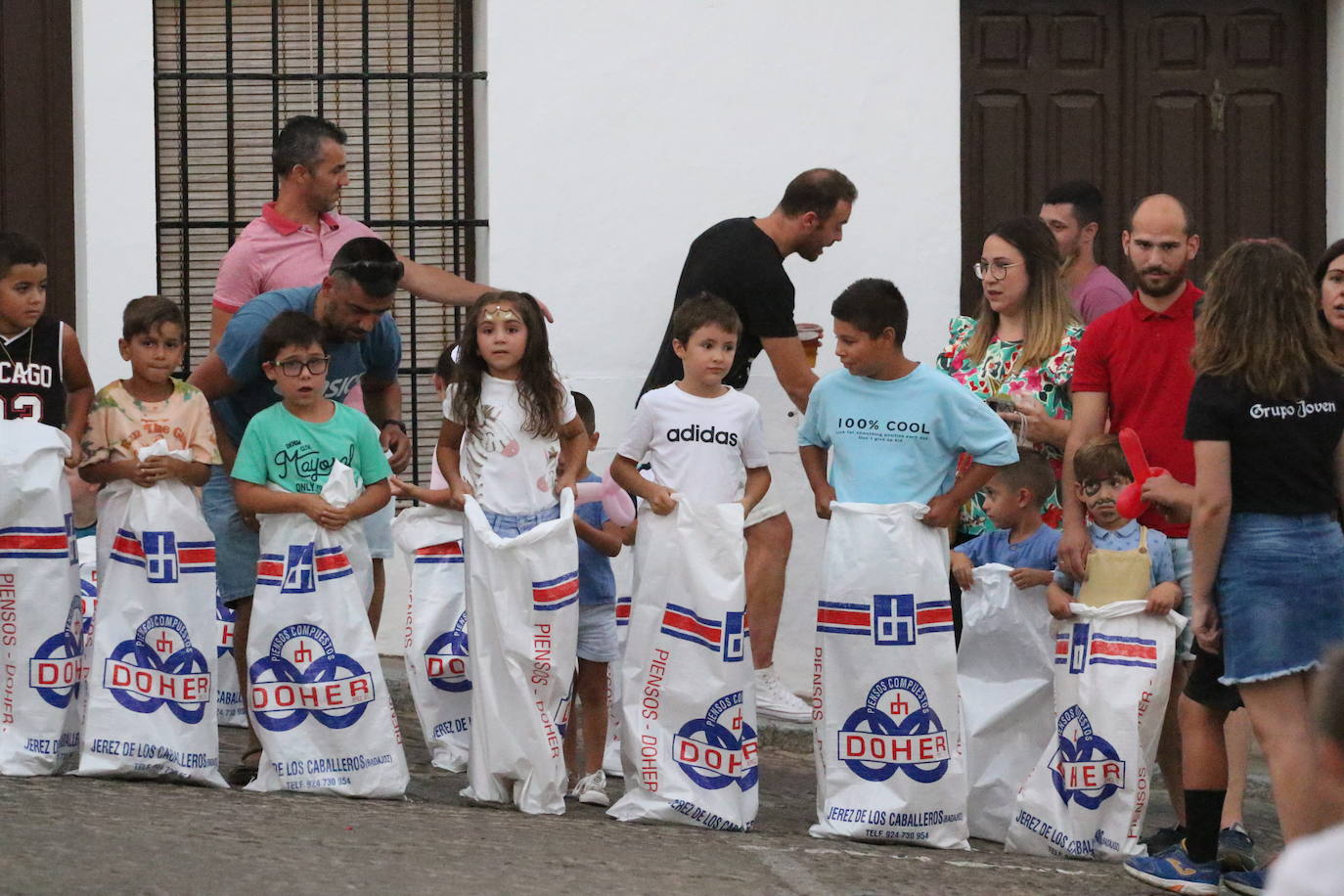 Fotos: La «velá» del barrio de Santa Catalina continúa este sábado con más música y animación