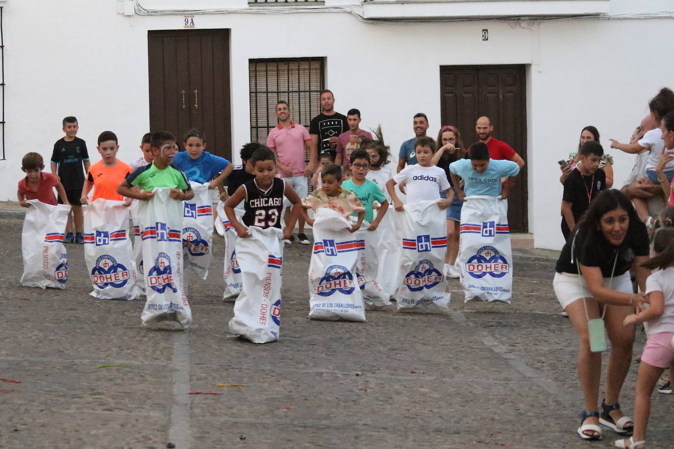 Fotos: La «velá» del barrio de Santa Catalina continúa este sábado con más música y animación